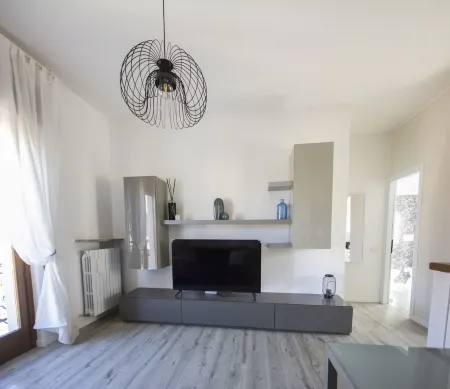 Modern newly renovated apartment near Como
