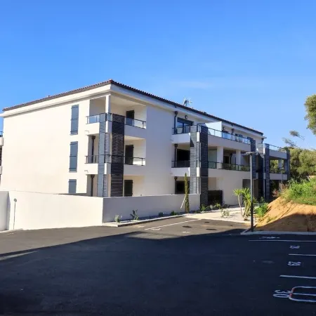 New, Comfortable Apartment, Sleeps 4, XL Garden Terrace.