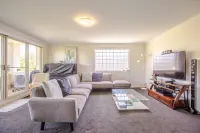 Duplex 3B2B apt in Braddon close to CITY Free WIFI two Parking spots Hotels in Braddon