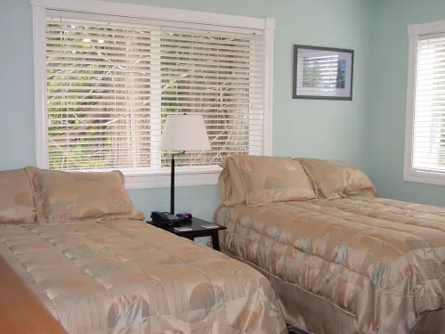 Almost Home VR 5-Bdrm, 5 Bath overlooking Knudson Cove Marina. Fishermen welcome