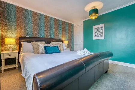 CAPRI 13 SA - Contemporary Home with free Parking * Near M1 & Uni *Long Stay