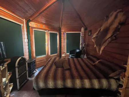 Romantic Swiss Cabin Hideaway & Hot Tub Spa Pool