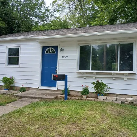 Charming 2-bedroom house, quiet neighborhood, Lansing with WiFi