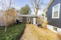 Cozy Pet-Friendly Beach Cottage 2 Blocks from the Bay