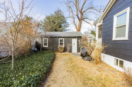 Cozy Pet-Friendly Beach Cottage 2 Blocks from the Bay