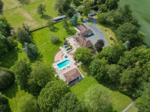 Spacious N.London Mansion w/Heated Pool, Games Room, Pool House & Tennis Court Hotel a 