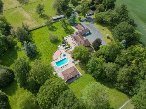 Spacious N.London Mansion w/Heated Pool, Games Room, Pool House & Tennis Court Hotels in Hertsmere District