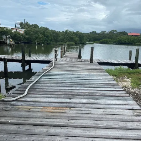 Charming waterfront 2 bedroom with bonus room that sleeps 8 in scenic Cedar Key