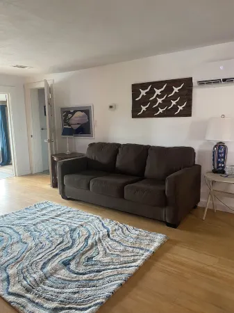 Charming waterfront 2 bedroom with bonus room that sleeps 8 in scenic Cedar Key