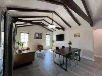 Charming  Remodeled Home 2-bedroom 1 bath house with AC and WiFi in Baldwin Park Hotel a Baldwin Park