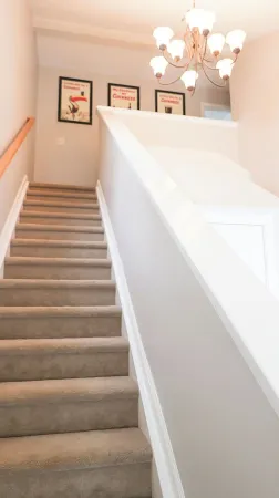 The Cozy Hub- Steps to shops & restaurants, moments to the highway & downtown.