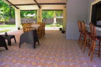 Tropical Private Beach House 3 Mins from the Beach .Close to Restaurants ,Stores Hotels in Atami