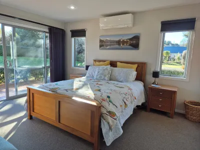 Peace and Tranquilty Close to Town Hotell i Acacia Bay