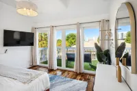 Heated Pool, Tiki Bar and Outdoor Cinema - Elegant Beachfront Oasis