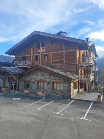 Large mountain apartment close to slopes and shops