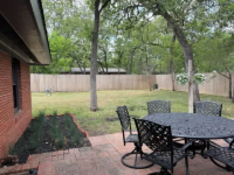 Walking Distance to Campus 3/2, newly renovated and professionally decorated!