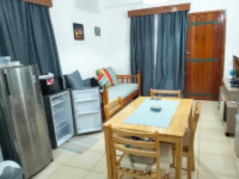 3 minutes walk to the beach, and the mall!