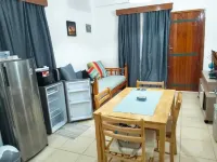 3 minutes walk to the beach, and the mall!