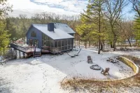 Sand Rock Lodge, Fire Pit, 3bd, 2bth sleeps 10 Hotels in Lyndon