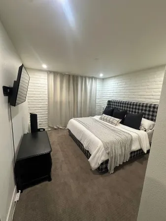 Modern Retreat in Continental Country Club with AC