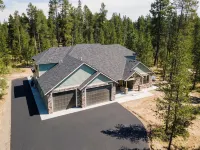 Custom home, 1.17 acres, 5 beds, 5 bath, sleeps 12+, Hot Tub, 80" TV, Pool Table