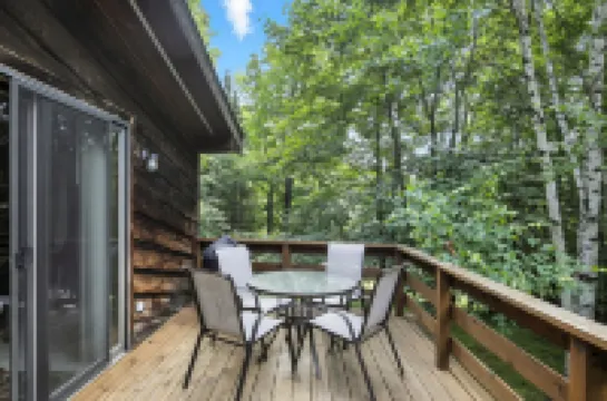 樹屋湖泊與小徑小屋三臥室小屋