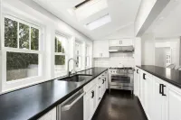 Renovated Bellport Village home 벨포트 호텔