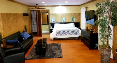 Beach Zen studio-3 miles to beach-private entrance & courtyard-pets allowed Winn-Dixie附近的飯店
