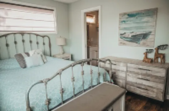 Slice of Heaven Lake Front Cottage with Hottub, Fire Pit, Kayaks & Dog Friendly!