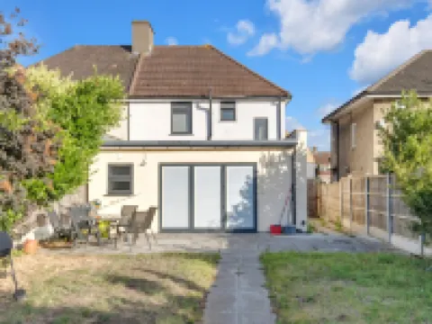 4 Bed House-Garden-Parking-15 Min Elizabeth Line Hotels in Dagenham