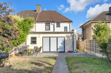 4 Bed House-Garden-Parking-15 Min Elizabeth Line