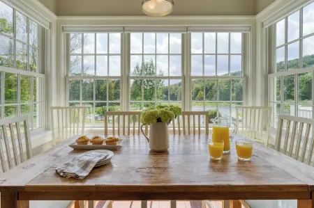 Secluded Estate w/ Guest House, Private Pond, Gym, & Movie Theater Sunny Pond