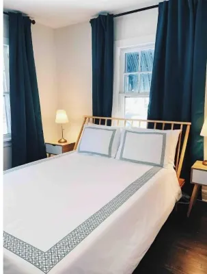 Chic Bungalow Located In The Heart Of Wichita Hotels near Paul Laurence Dunbar Park