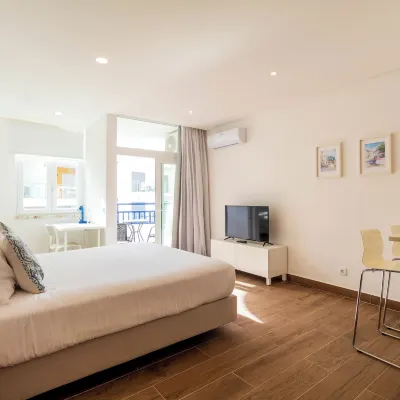 The Navigator - Ocean Heights Hotels near Praia da Balaia