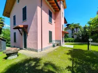 Elegant Villa with private garden in Castello Hotels in Castelveccana