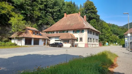 Haus Barnabas im Engel, Gasthaus Engel Отели в г. Тодтнау