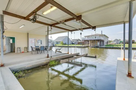 Bayou Bliss: Barataria Waterfront Getaway w/ Dock!