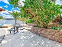 Waterfront oasis with private heated & screened pool, dock w/boat lift. 3BR/2BA Hotels in Apollo Beach