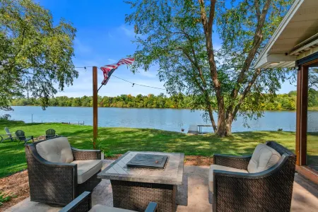 Charming cottage nestled on the banks of the Wis River for next family vacation Отели в г. Пловер