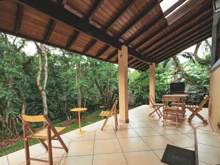 Chalé Encantador na Granja Viana Отели в г. Карапикуиба