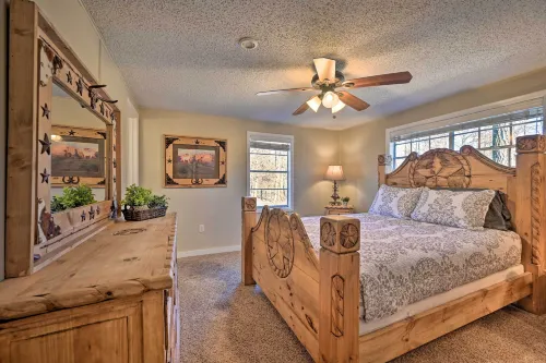 Whispering Oaks Broken Bow Cottage Near Hiking! - parking