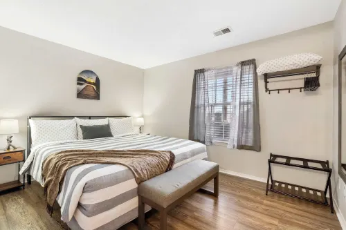 Chandlers Pondview Getaway Chic Branson Escape