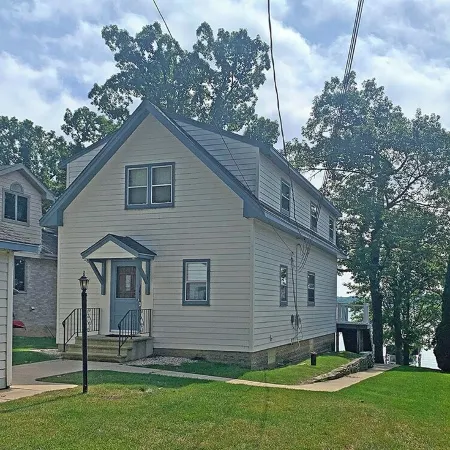 Pewaukee Lake House Rental: 4 Bedrooms, 2.5 Baths, Pier, Pontoon,Family Friendly