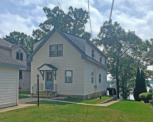Pewaukee Lakefront Retreat: Pontoon+Jet Ski Available: Private Pier: Sleeps 8 Hotels in Pewaukee