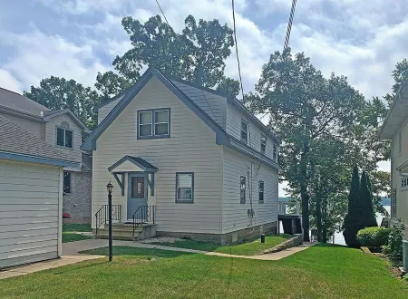 Pewaukee Lake House Rental: 4 Bedrooms, 2.5 Baths, Pier, Pontoon,Family Friendly Отели в г. Пеуоки