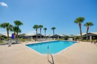 Screened Porch + Pool Access: Cozy Sebring Condo - Pools