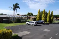 Arkana Motor Inn & Terrace Apartments - parking