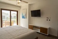 Private Jacuzzi and Balcony in 2-Br Villa Hotels in 