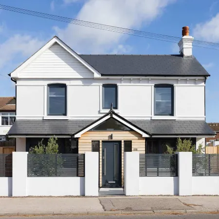 Modern 5-bedroom Retreat Nr Coast
