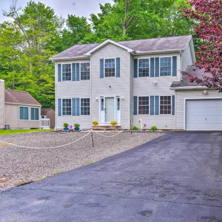 Jacuzzi & Resort Amenities: Tobyhanna Family Home!